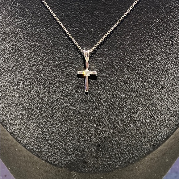 Elegant Silver Cross Pendant Necklace - Picture 2 of 4